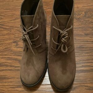 MIA WOMENS SUEDE TUAPE/BROWN HEEL BOOTIES